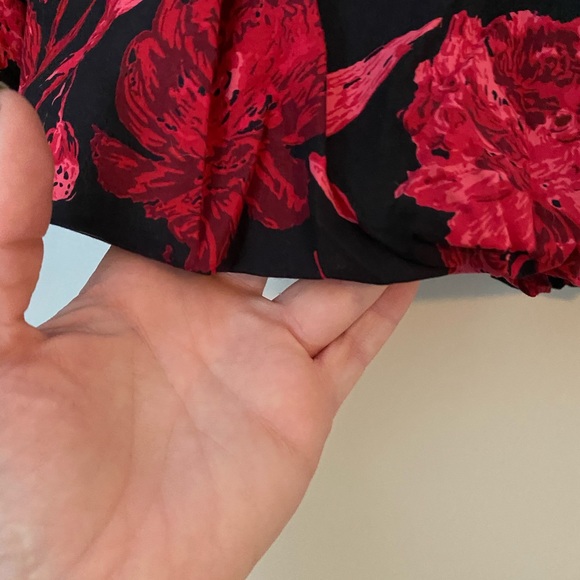 New York & Company Red & Black Bubble Hem Skirt with Floral Print in Size 4 - Picture 7 of 11